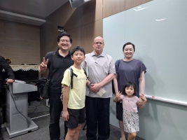 日本回來蕭永望張文虹夫婦+孩子與校長合照