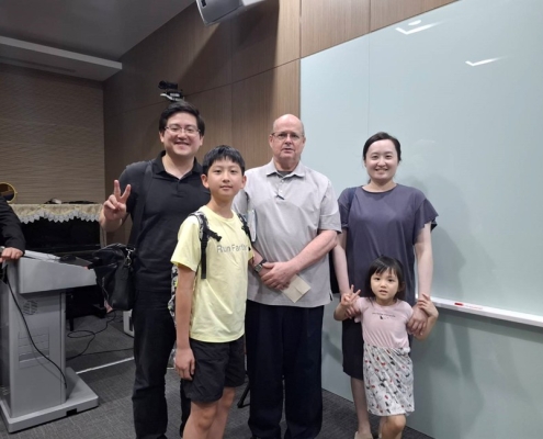 日本回來蕭永望張文虹夫婦+孩子與校長合照
