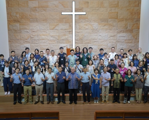 中華福音神學院第五十七屆、中華福音神學研究學院第六屆新生與老師們合照。