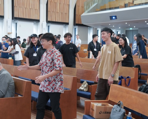 學生自治會帶領師生一同以詩歌敬拜上帝。5.